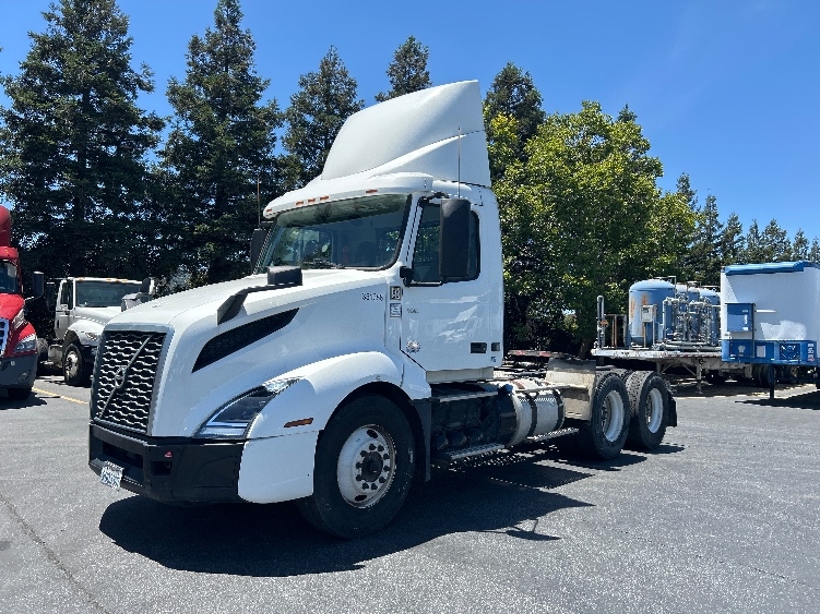 2020 Volvo VNL 300 in West Sacramento, CA — photo 3