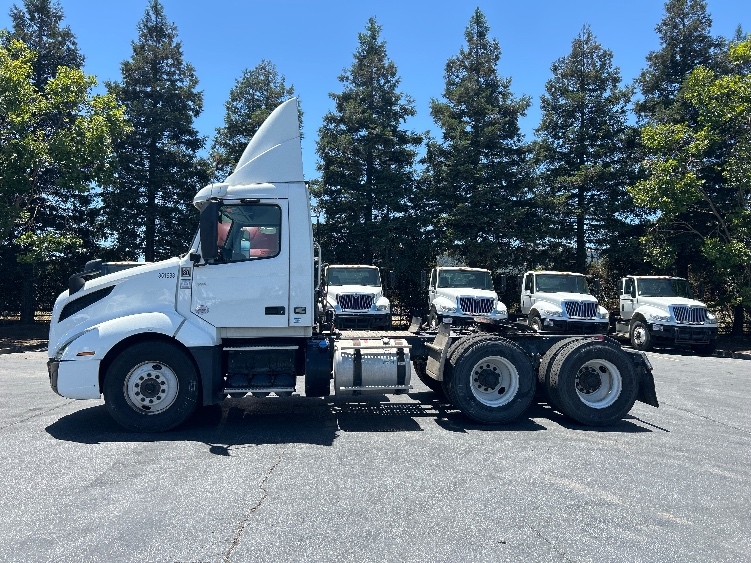 2020 Volvo VNL 300 in West Sacramento, CA — photo 4