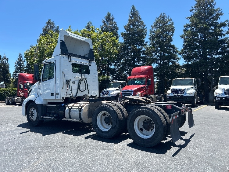 2020 Volvo VNL 300 in West Sacramento, CA — photo 5