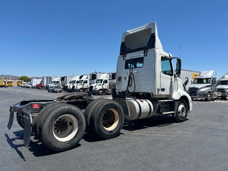 2020 Volvo VNL 300 in West Sacramento, CA — photo 7