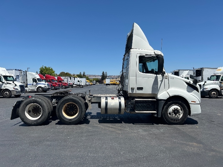 2020 Volvo VNL 300 in West Sacramento, CA — photo 8