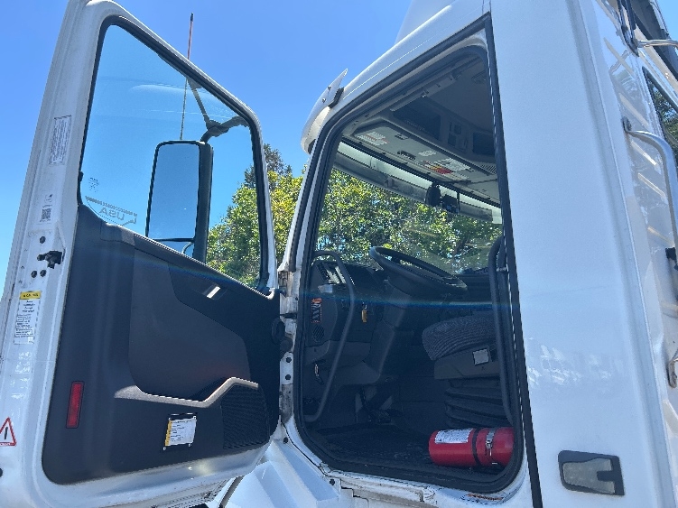 2020 Volvo VNL 300 in West Sacramento, CA — photo 9