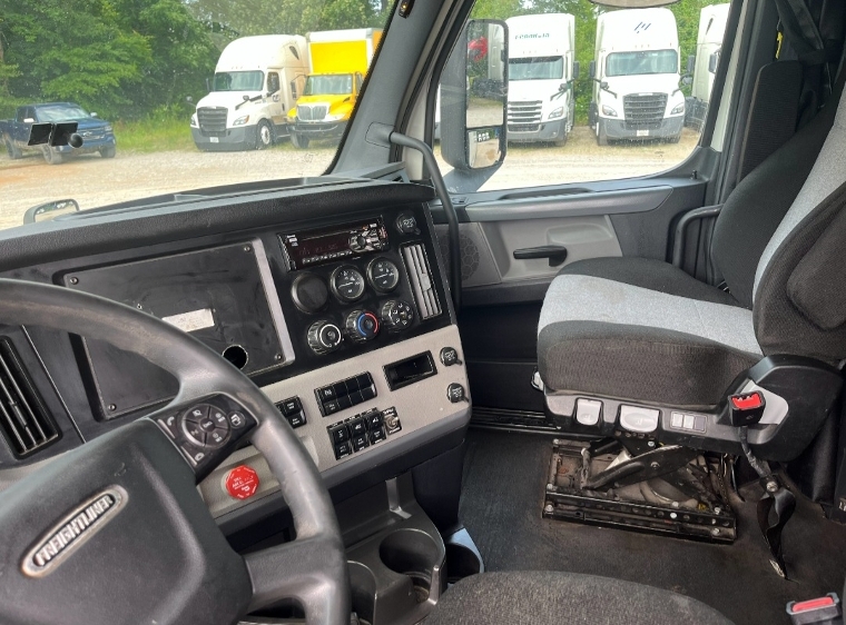 2020 Freightliner Cascadia in Houston, MS — photo 10