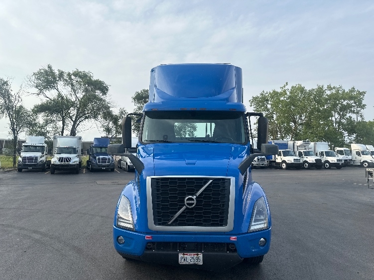 2020 Volvo VNR 640 in La Porte, IN — photo 2