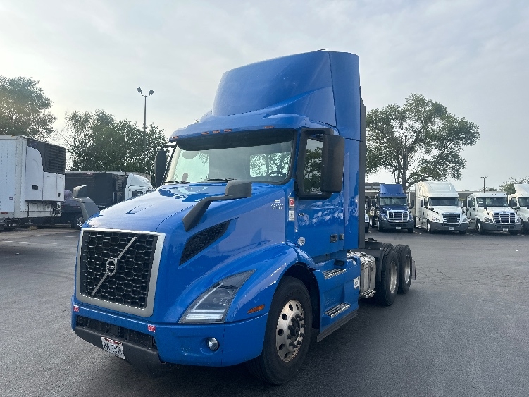 2020 Volvo VNR 640 in La Porte, IN — photo 3