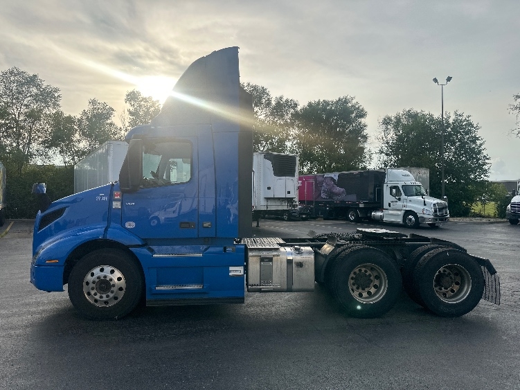 2020 Volvo VNR 640 in La Porte, IN — photo 4