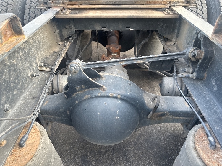 2020 Volvo VNR 640 in La Porte, IN — photo 6