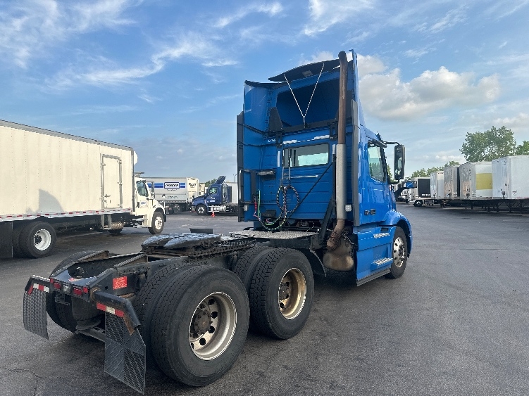 2020 Volvo VNR 640 in La Porte, IN — photo 7