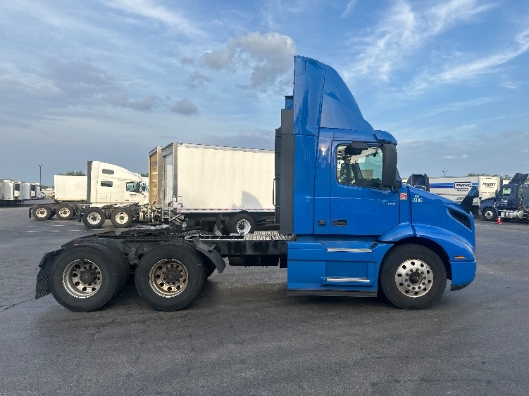2020 Volvo VNR 640 in La Porte, IN — photo 8