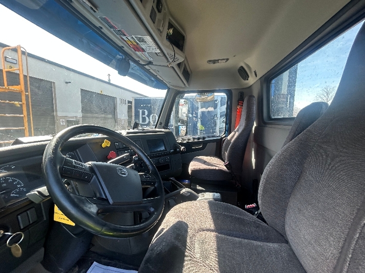 2020 Volvo VNR 640 in Brooklyn Park, MN — photo 10