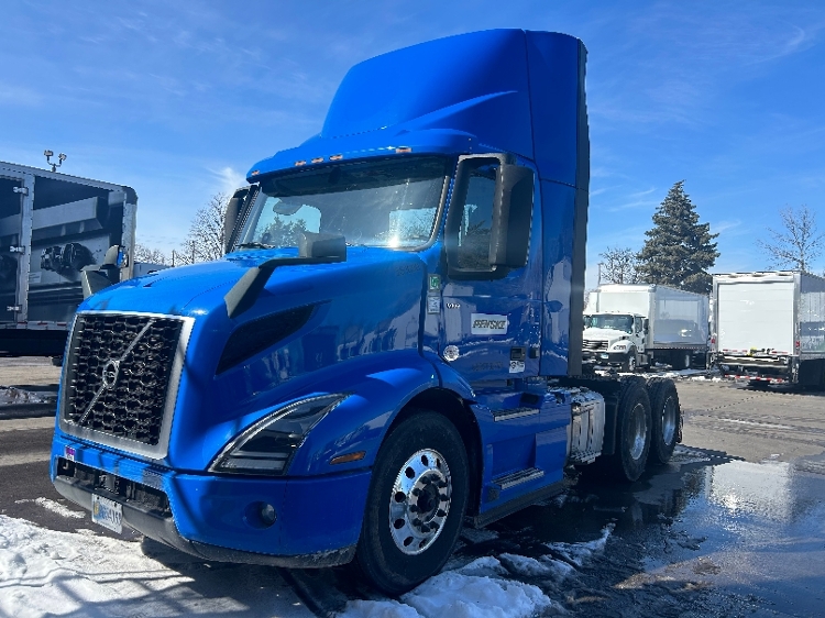 2020 Volvo VNR 640 in Brooklyn Park, MN — photo 3