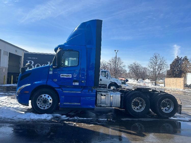 2020 Volvo VNR 640 in Brooklyn Park, MN — photo 4