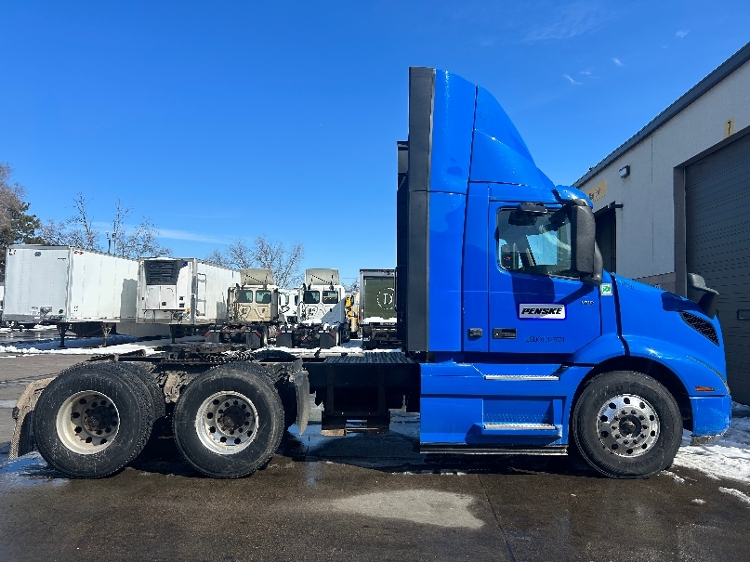 2020 Volvo VNR 640 in Brooklyn Park, MN — photo 8