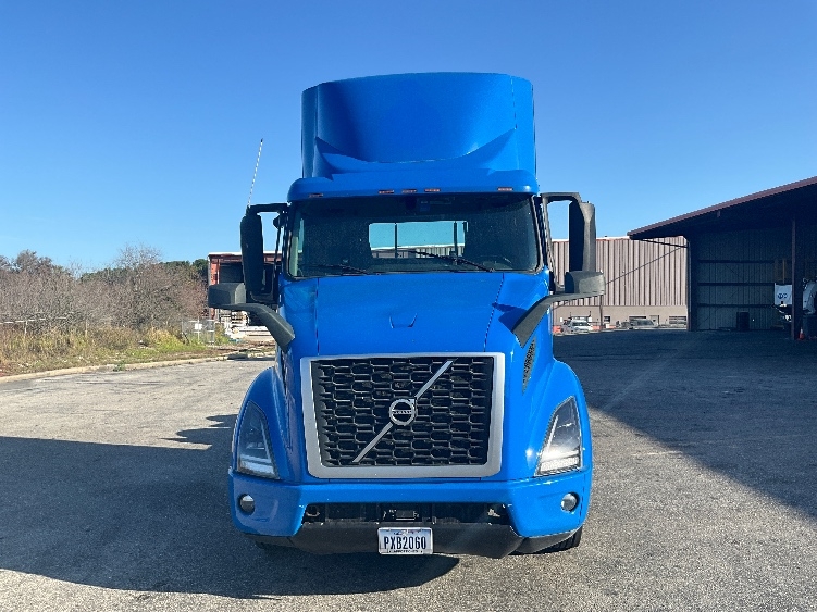 2020 Volvo VNR 640 in Tampa, FL — photo 2