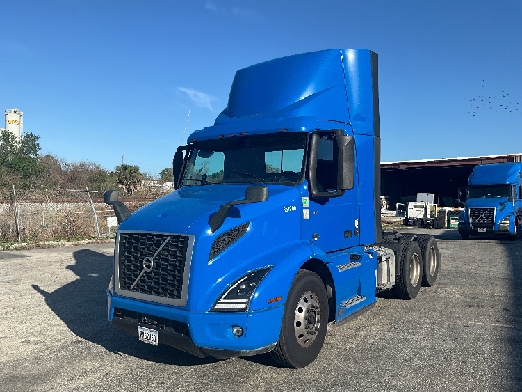 2020 Volvo VNR 640 in Tampa, FL — photo 3