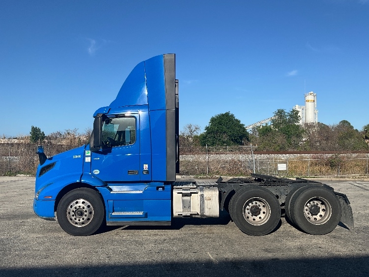 2020 Volvo VNR 640 in Tampa, FL — photo 4