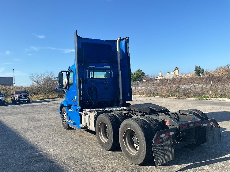 2020 Volvo VNR 640 in Tampa, FL — photo 5