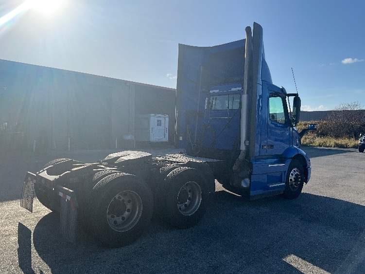 2020 Volvo VNR 640 in Tampa, FL — photo 7