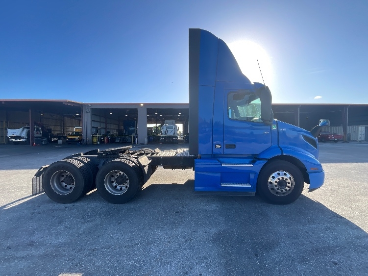 2020 Volvo VNR 640 in Tampa, FL — photo 8