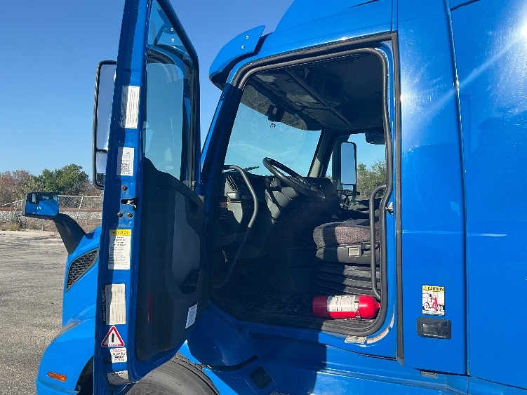 2020 Volvo VNR 640 in Tampa, FL — photo 9