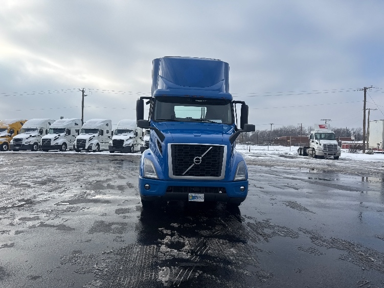 2020 Volvo VNR 640 in La Porte, IN — photo 2