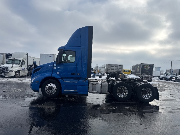 2020 Volvo VNR 640 in La Porte, IN — photo 4