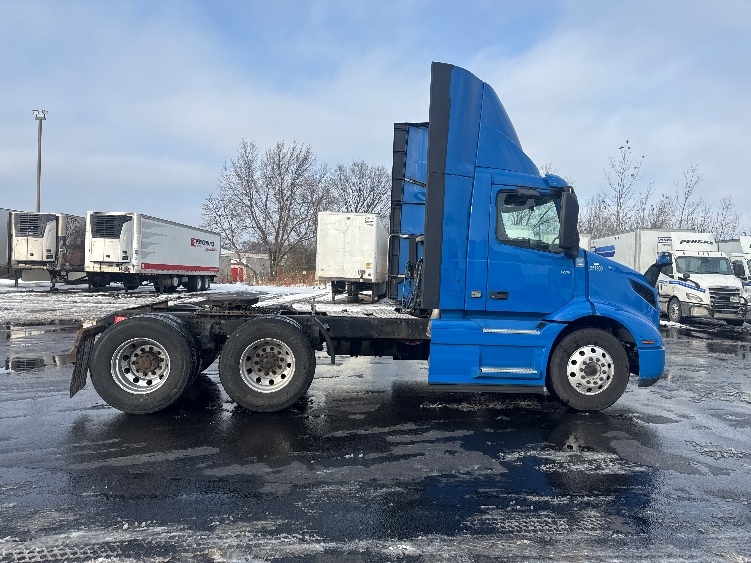 2020 Volvo VNR 640 in La Porte, IN — photo 8