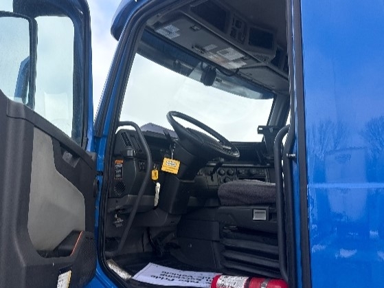 2020 Volvo VNR 640 in La Porte, IN — photo 9