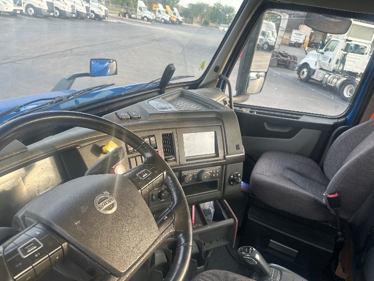 2020 Volvo VNR 640 in Elkhart, IN — photo 10