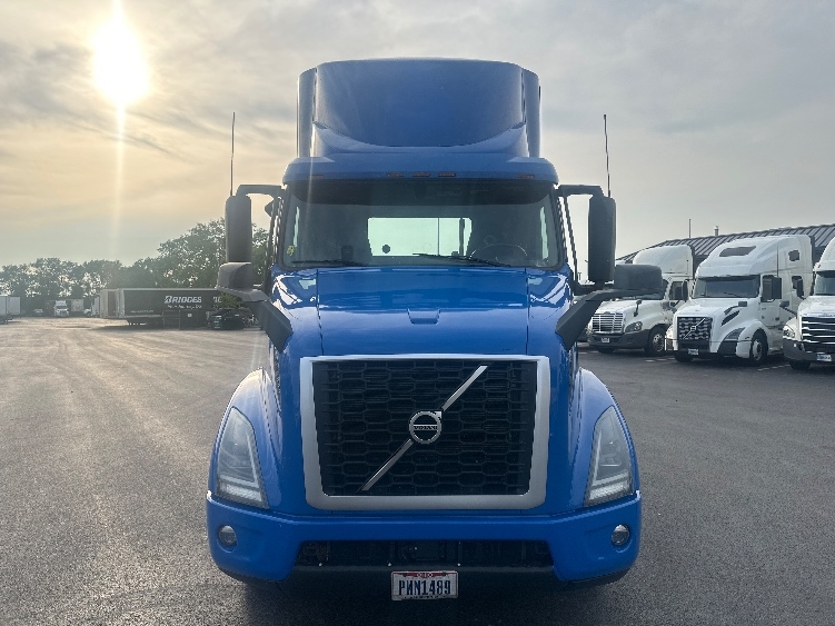 2020 Volvo VNR 640 in Elkhart, IN — photo 2