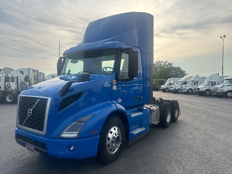 2020 Volvo VNR 640 in Elkhart, IN — photo 3