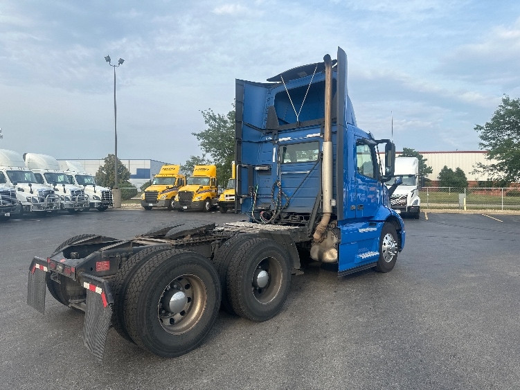 2020 Volvo VNR 640 in Elkhart, IN — photo 7