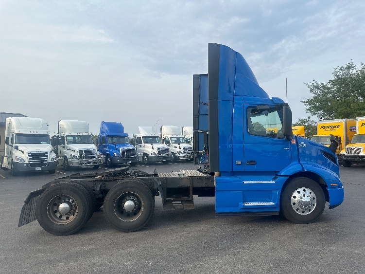 2020 Volvo VNR 640 in Elkhart, IN — photo 8
