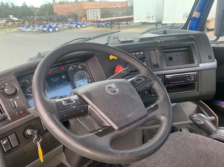 2020 Volvo VNL 300 in Concord, NC — photo 10