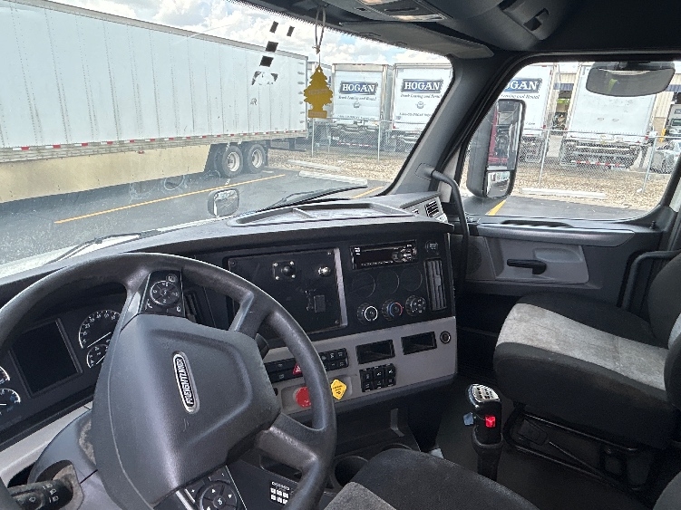 2020 Freightliner Cascadia in Columbus, OH — photo 10