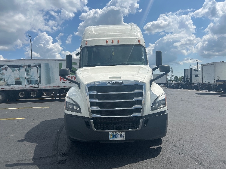 2020 Freightliner Cascadia in Columbus, OH — photo 2