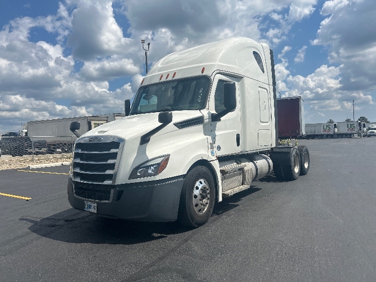 2020 Freightliner Cascadia in Columbus, OH — photo 3