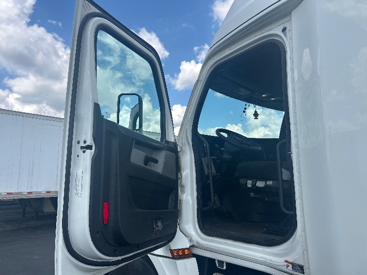 2020 Freightliner Cascadia in Columbus, OH — photo 9