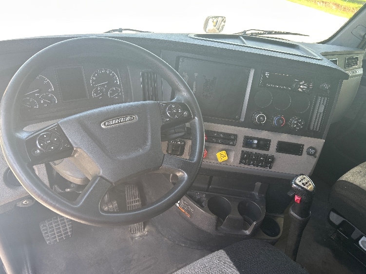 2020 Freightliner Cascadia in Hammond, LA — photo 10