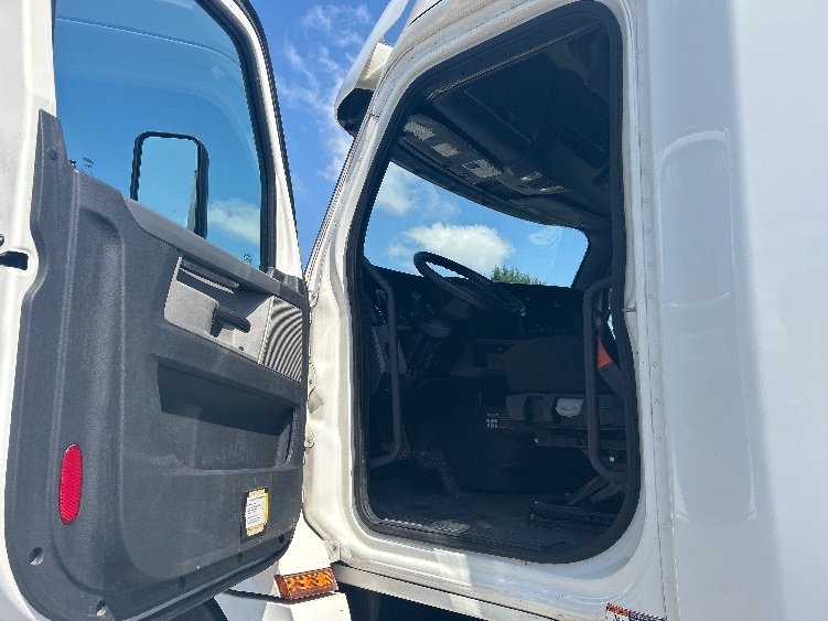 2020 Freightliner Cascadia in Hammond, LA — photo 9