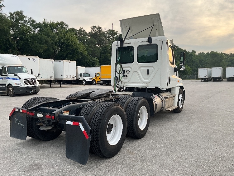 2020 Freightliner Cascadia in Indianapolis, IN — photo 7