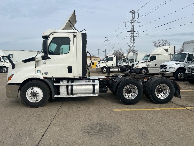 2020 Freightliner Cascadia in Allen Park, MI — photo 4