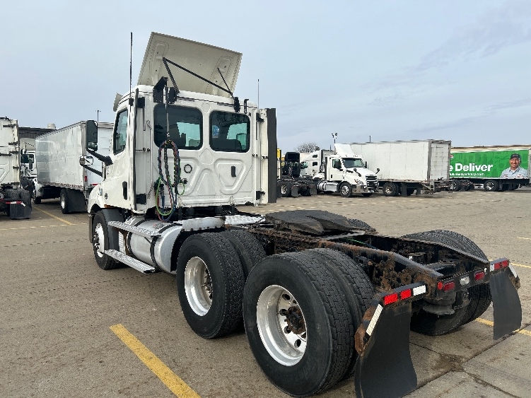 2020 Freightliner Cascadia in Allen Park, MI — photo 5