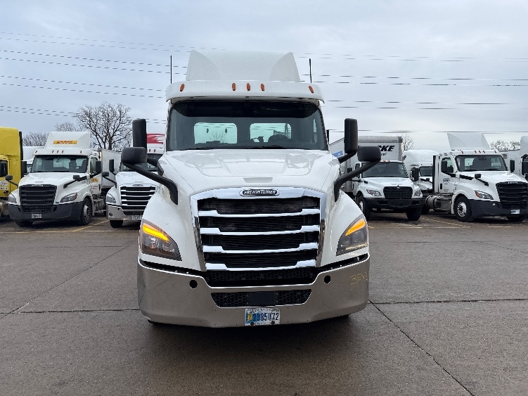 2020 Freightliner Cascadia in Allen Park, MI — photo 2