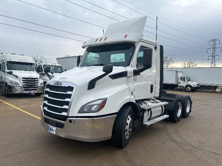 2020 Freightliner Cascadia in Allen Park, MI — photo 3