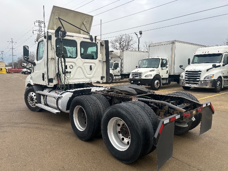 2020 Freightliner Cascadia in Allen Park, MI — photo 5