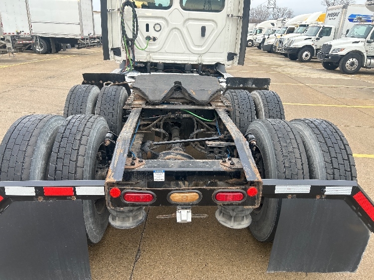 2020 Freightliner Cascadia in Allen Park, MI — photo 6