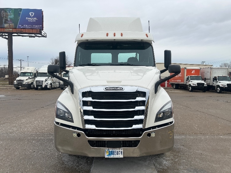2020 Freightliner Cascadia in Allen Park, MI — photo 2