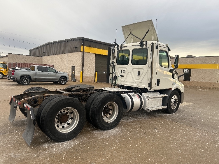 2020 Freightliner Cascadia in Allen Park, MI — photo 7