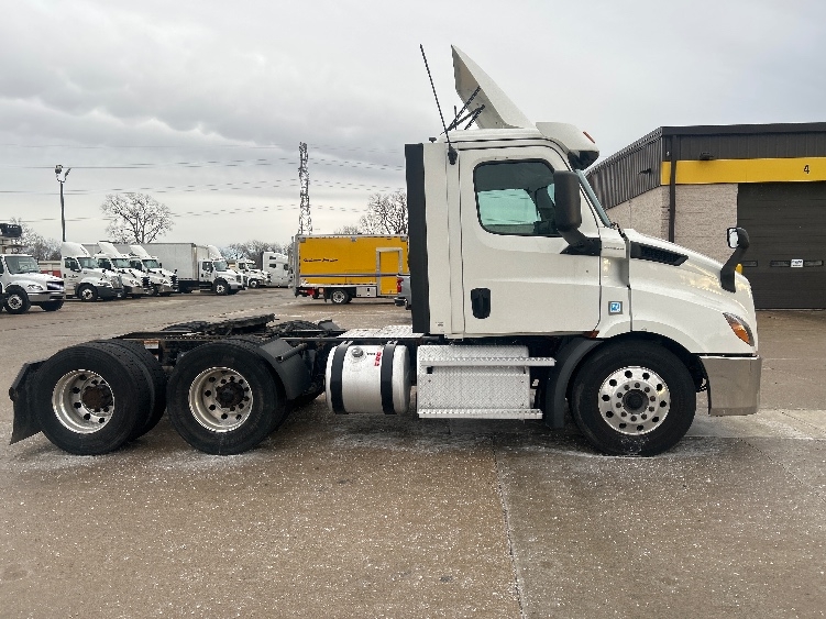 2020 Freightliner Cascadia in Allen Park, MI — photo 8